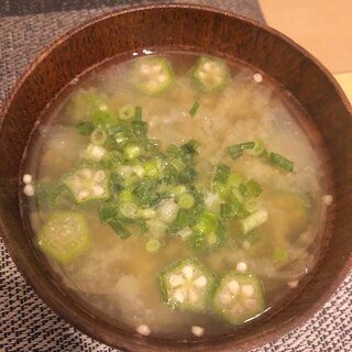 オクラと玉ねぎの味噌汁